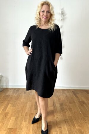 Gigi musta pellavamekko