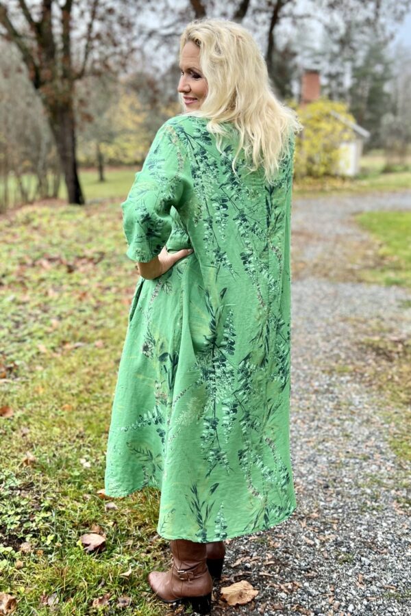 Kukallinen vihreä mekko