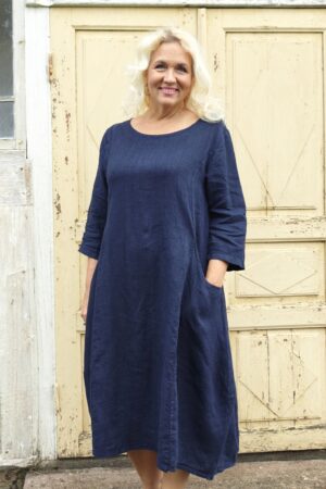 Pellavatehdas, Aada pellavamekko, tummansininen