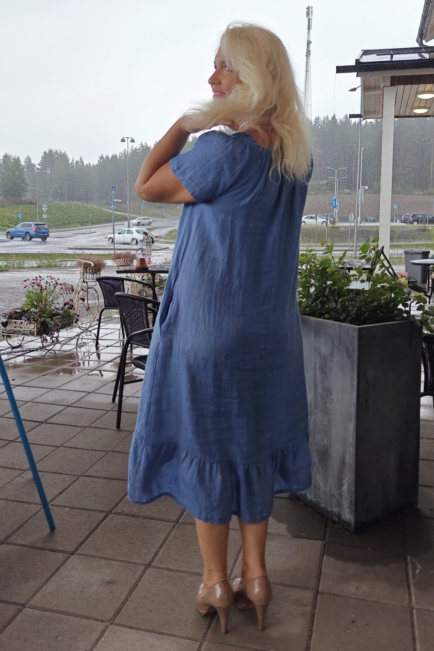 VARATTU_OUTI_K_Kesäunelma pellavamekko, farkunsininen 42/48 - Image 4