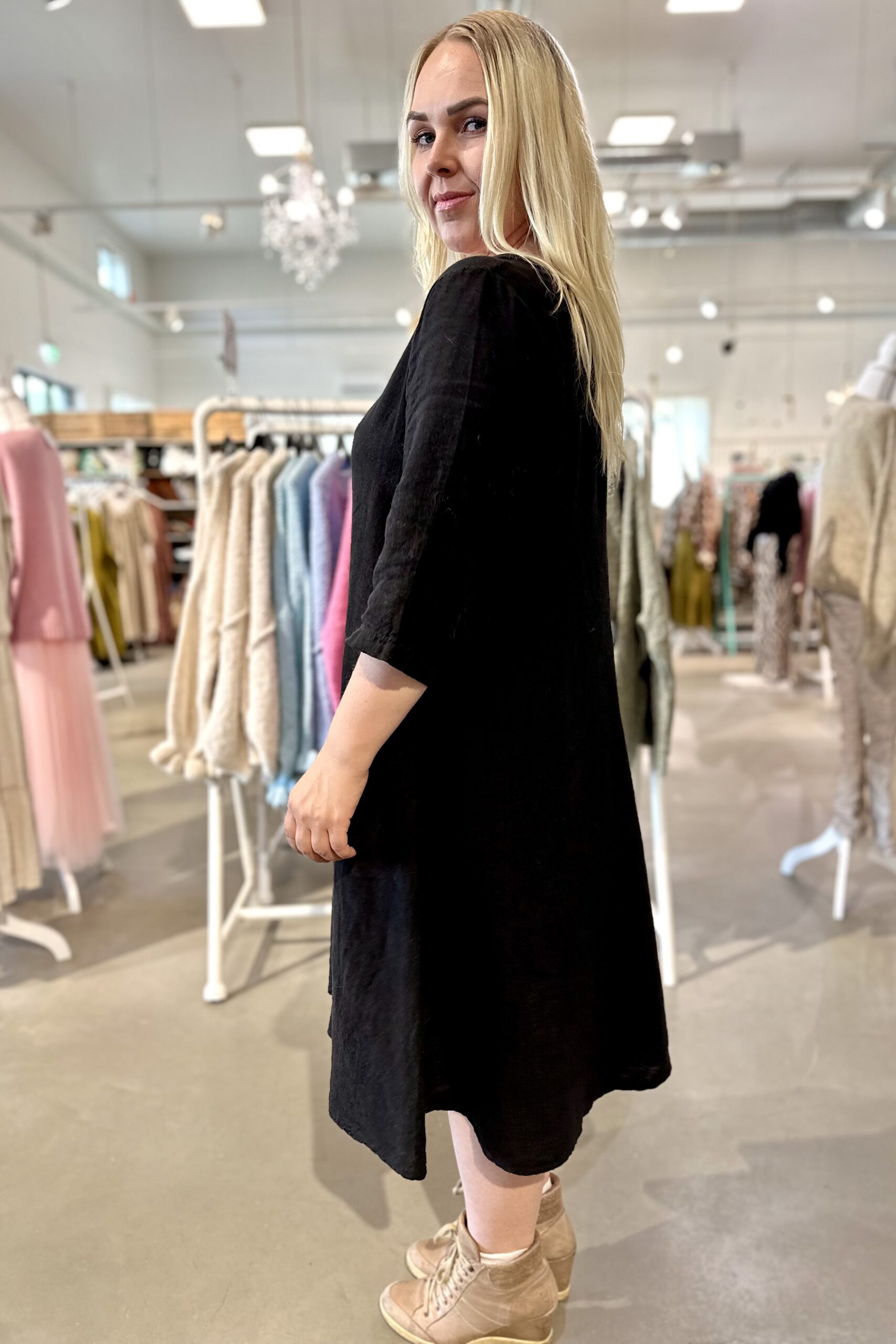 Pellavatehdas Diana pellavamekko musta