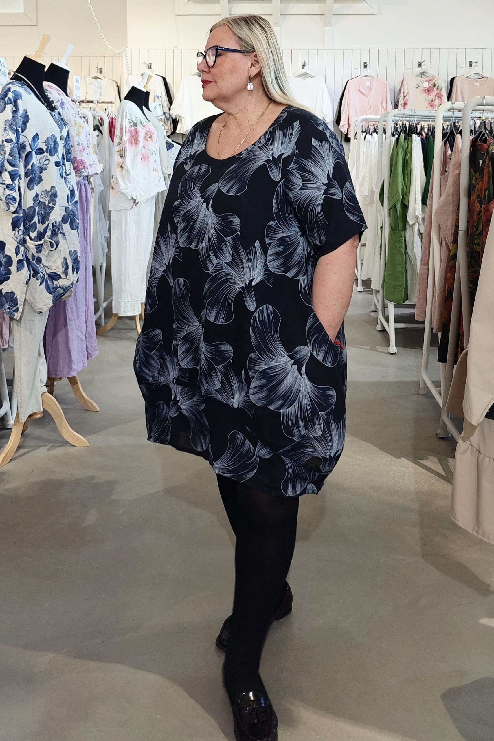 Kukkaunelma pellavatunika tummansininen Pellavatehdas