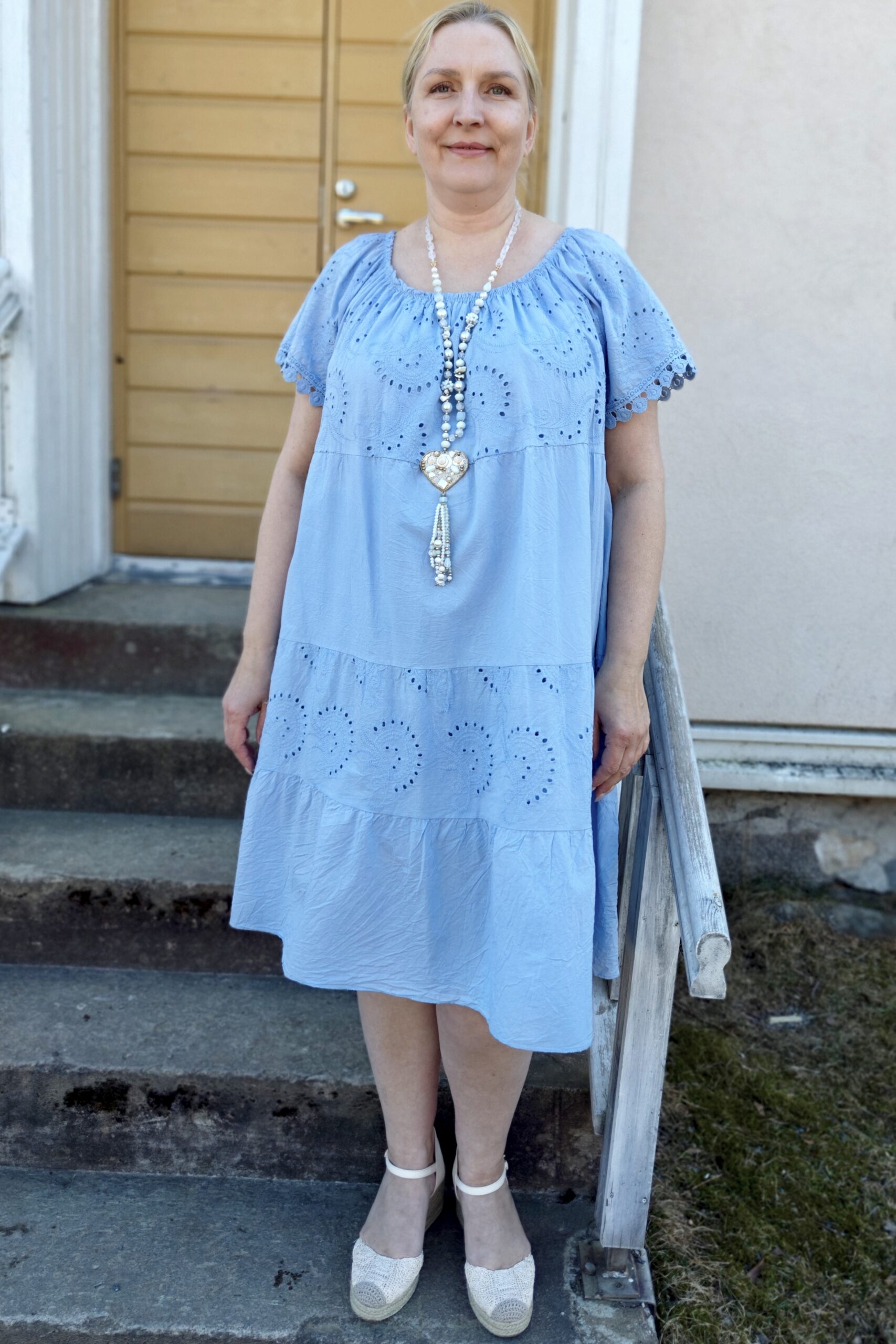 Pellavatehdas Lucinda brodyyrimekko vaaleansininen