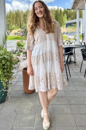 Pellavatehdas Silvia pitsimekko beige