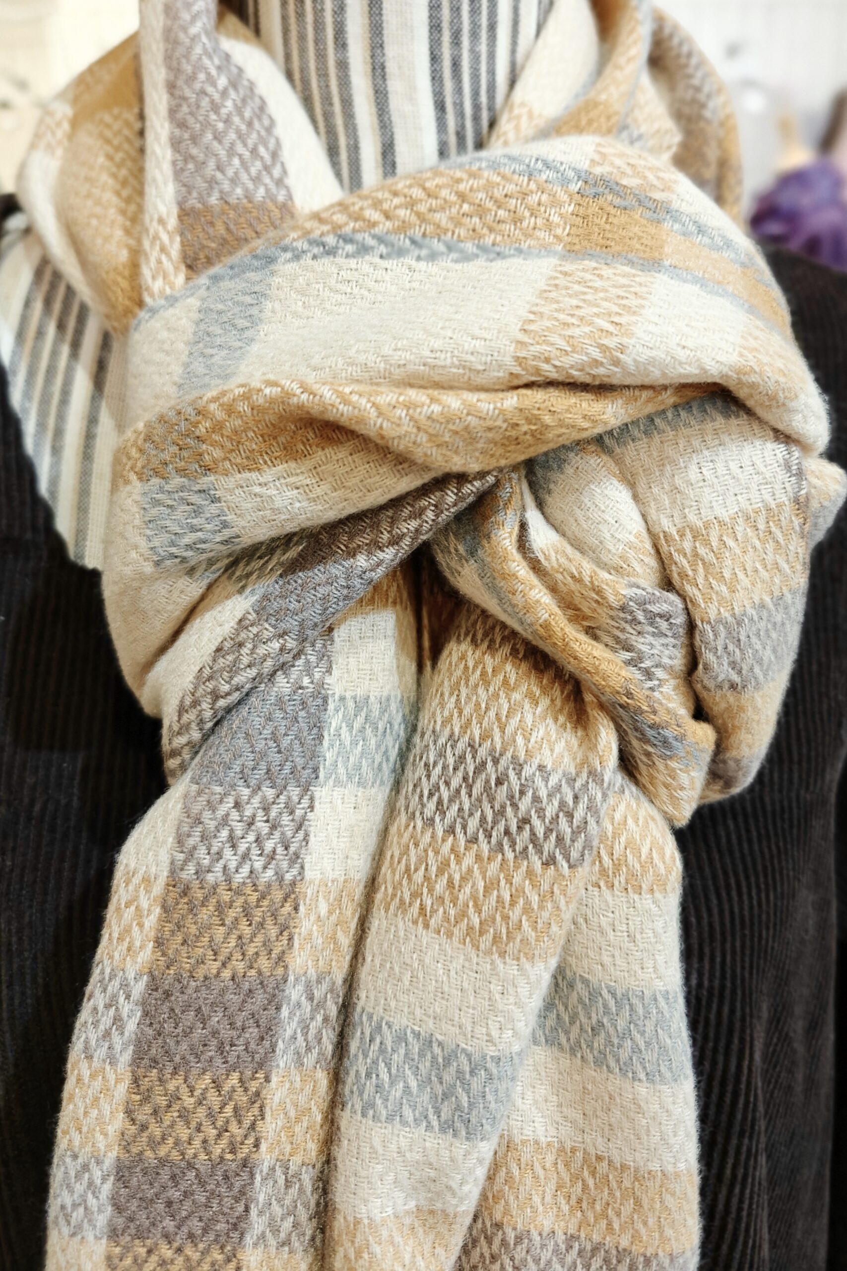 Pellavatehdas Disa talvihuivi creme/kameli