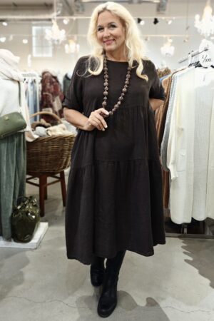 Joanna Plus frillamekko Pellavatehdas tummanruskea