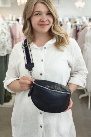 Pellavatehdas tummansininen crossbody-laukku